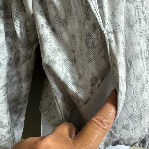Lululemon Bombs Away Reversible Jacket White/Gray Printed Nylon Size L - Picture 9 of 10